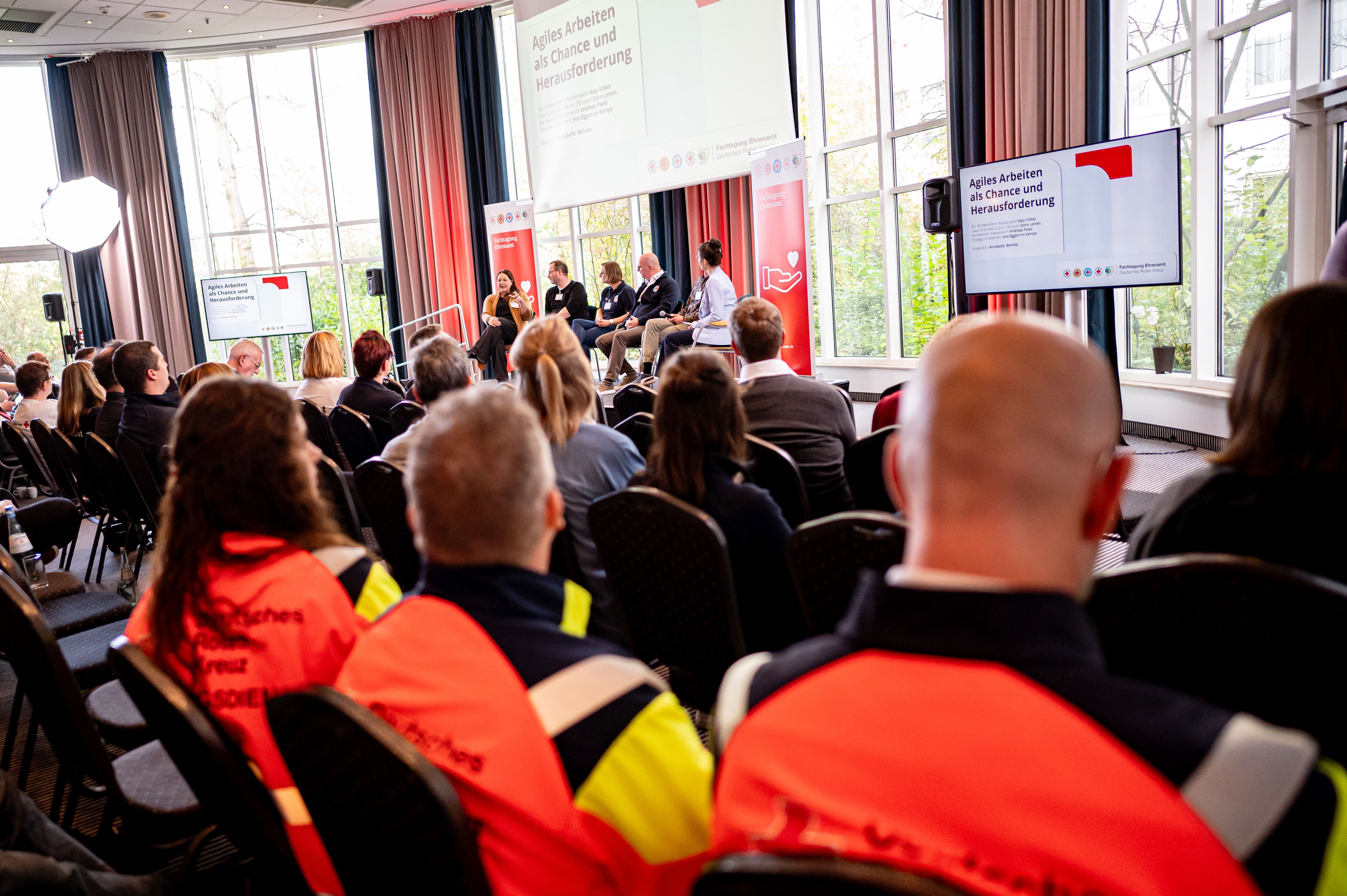 Fünf Personen bei Podiumsdiskussion des Deutschen Roten Kreuzes zum Ehrenamt.